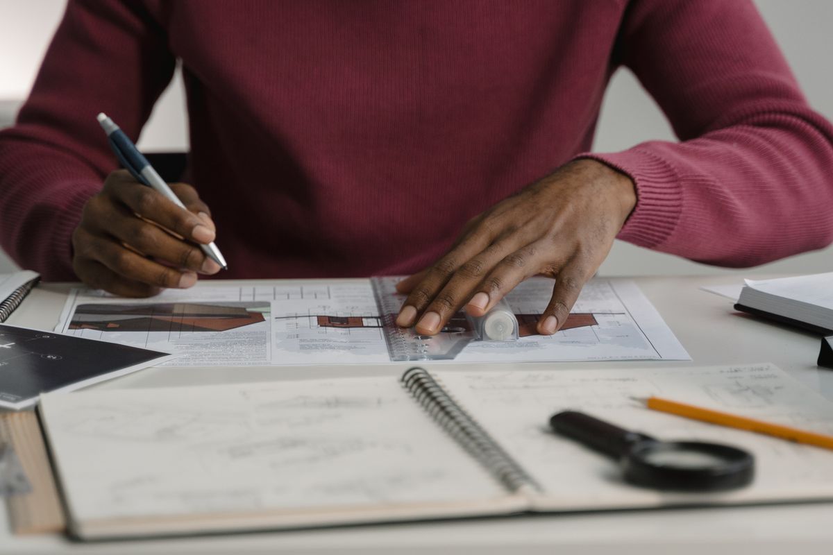 Architecte dessinant un plan de bâtiment sur sa table de travail