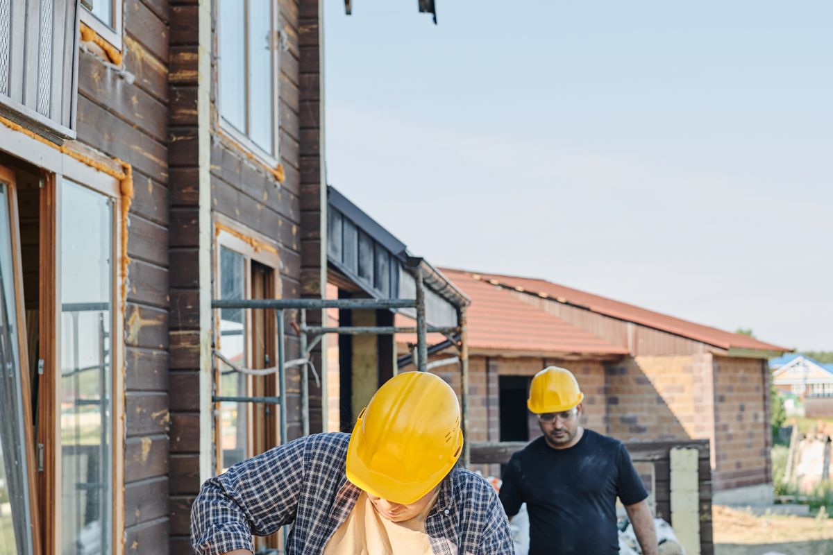 Constructeurs intervenant sur une maison en cours de chantier