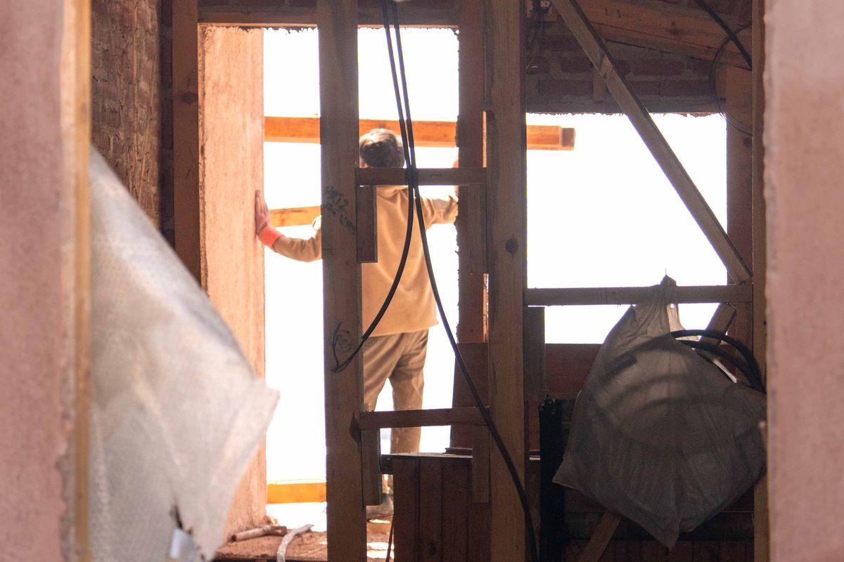 Professionnel travaillant à la rénovation intérieure d’un bâtiment