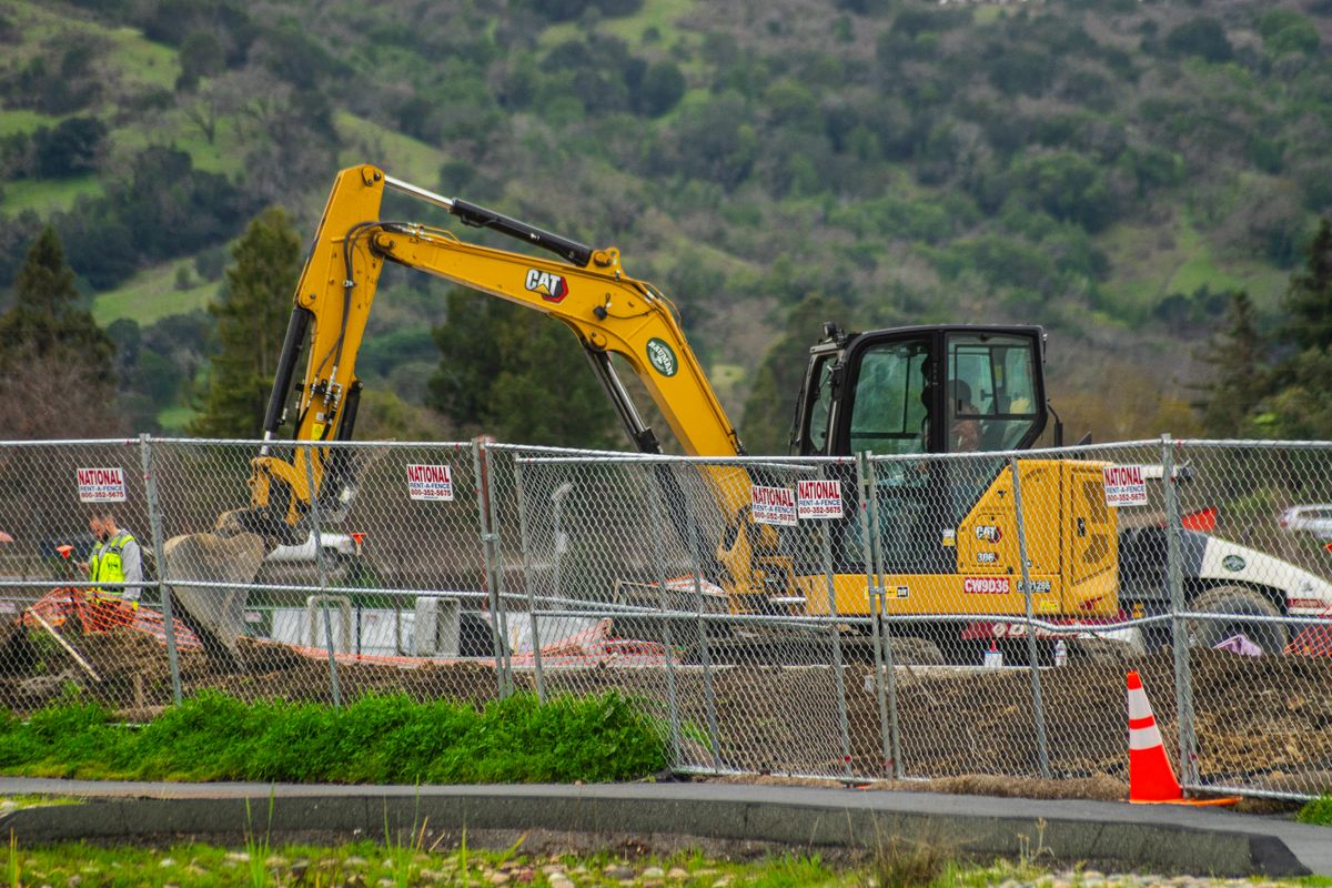 Engin de terrassement préparant le terrain d’un chantier