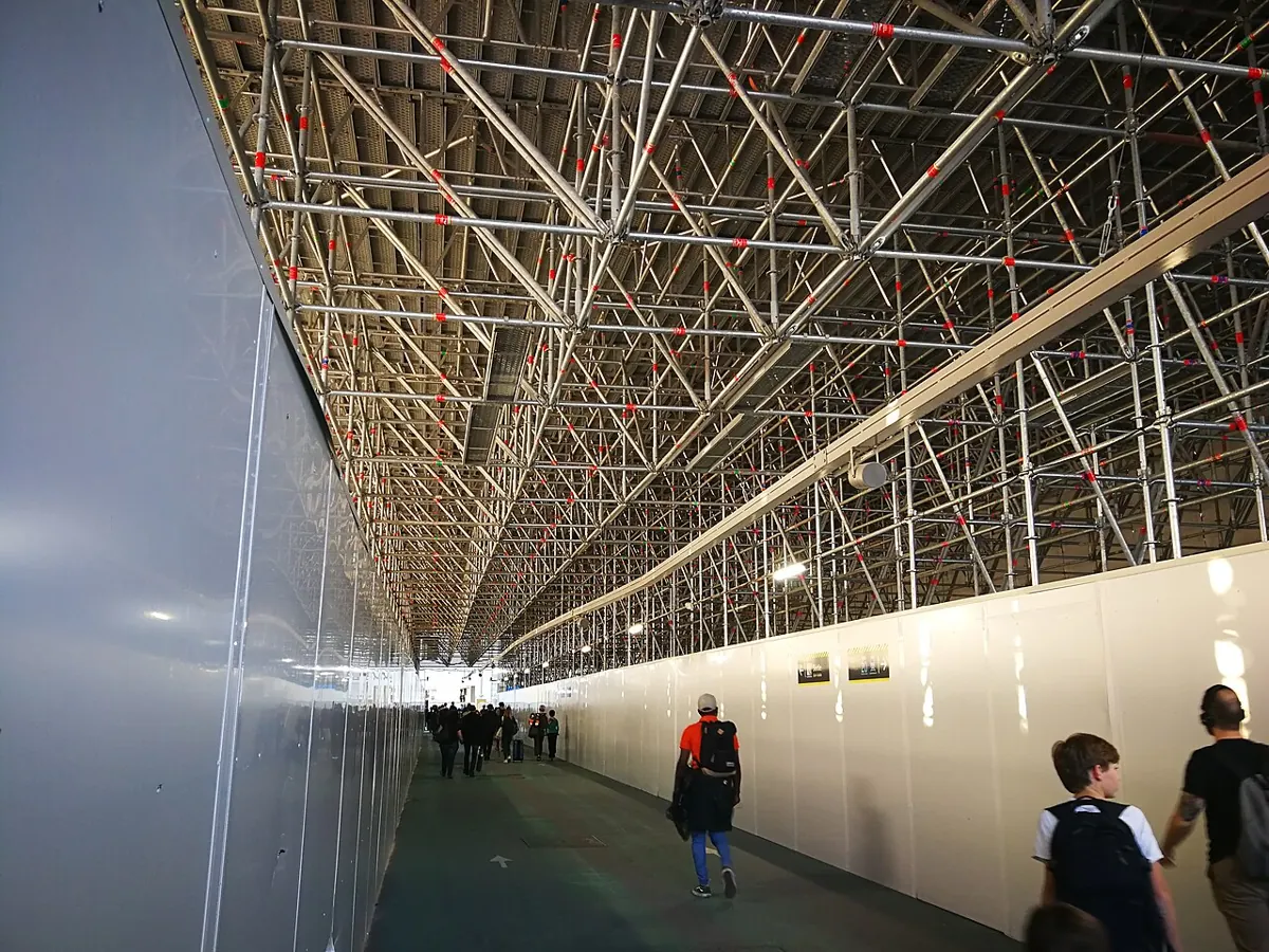 Structure d’échafaudage autour d’un chantier à Paris