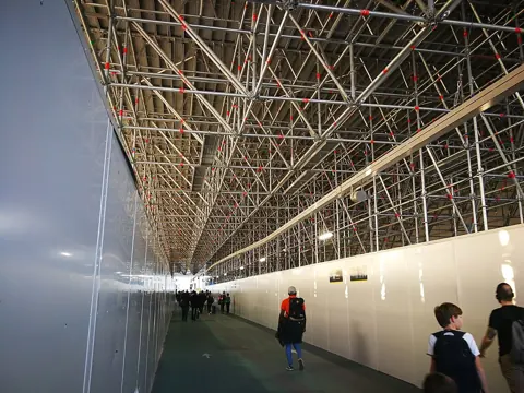 Structure d’échafaudage autour d’un chantier à Paris