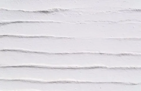 Texture claire d’un mur enduit à la chaux