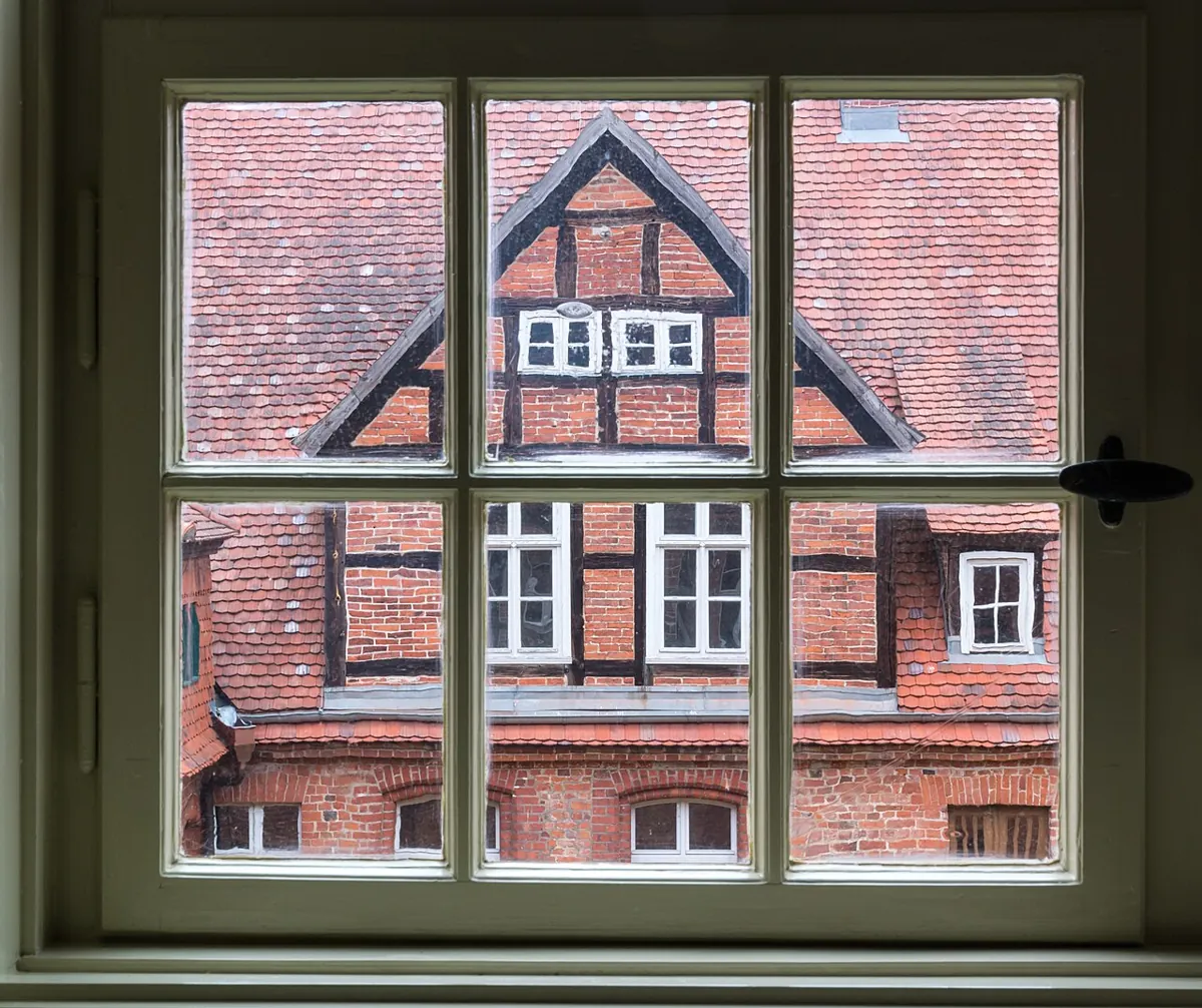 Vue intérieure d’une fenêtre en bois