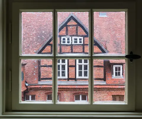 Vue intérieure d’une fenêtre en bois