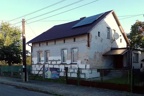 Isolation extérieure en cours de pose sur une maison