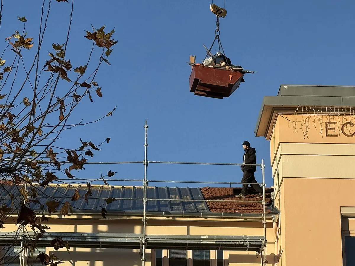 Matériaux levés au-dessus d’une toiture en chantier