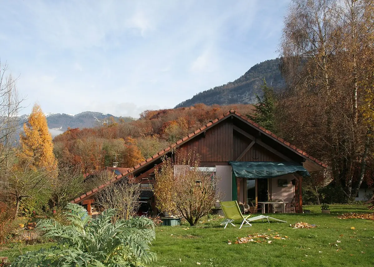 Maison en bois dans un paysage de Haute-Savoie