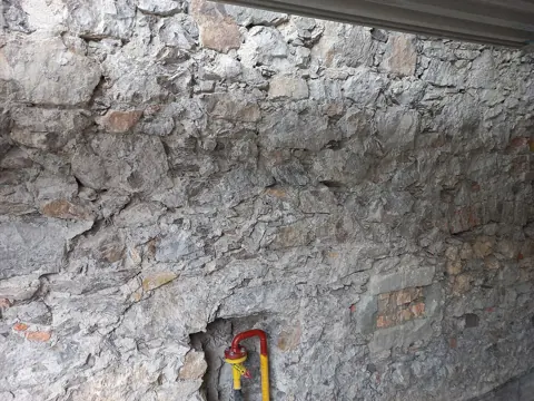 Assemblage d’un mur en pierre avant restauration