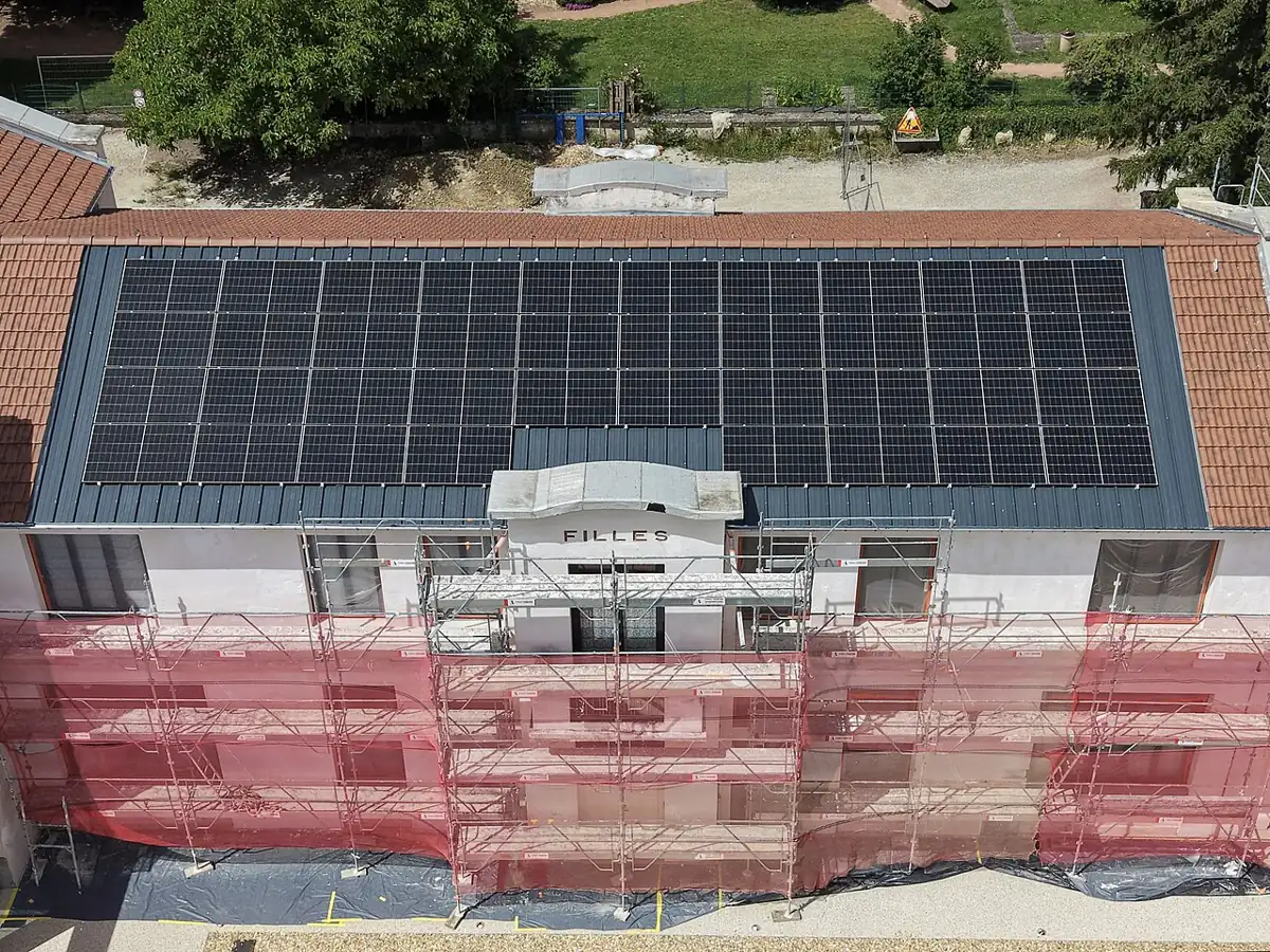 Panneaux solaires sur une toiture en rénovation