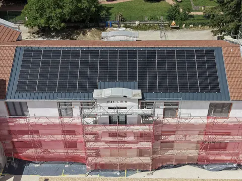 Panneaux solaires sur une toiture en rénovation