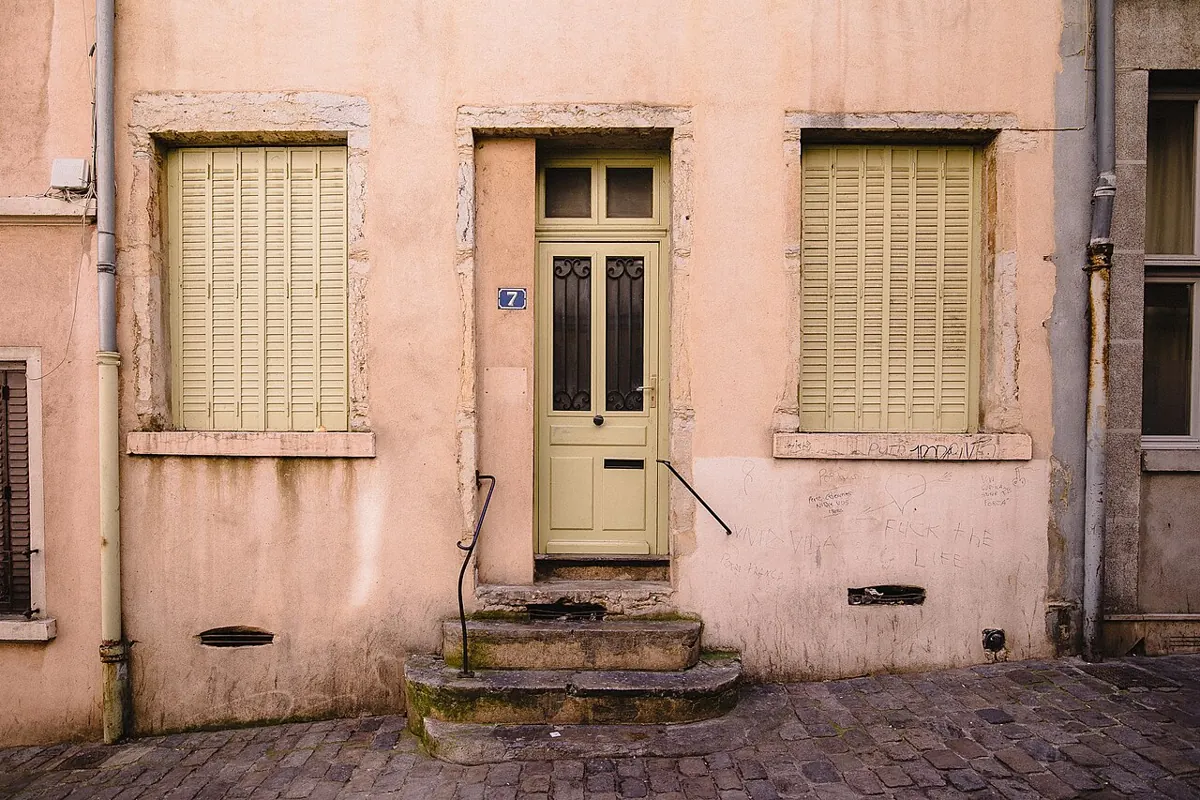 Façade lyonnaise avec porte, fenêtres et volets