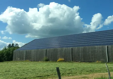 Bâtiment en bois équipé de panneaux photovoltaïques