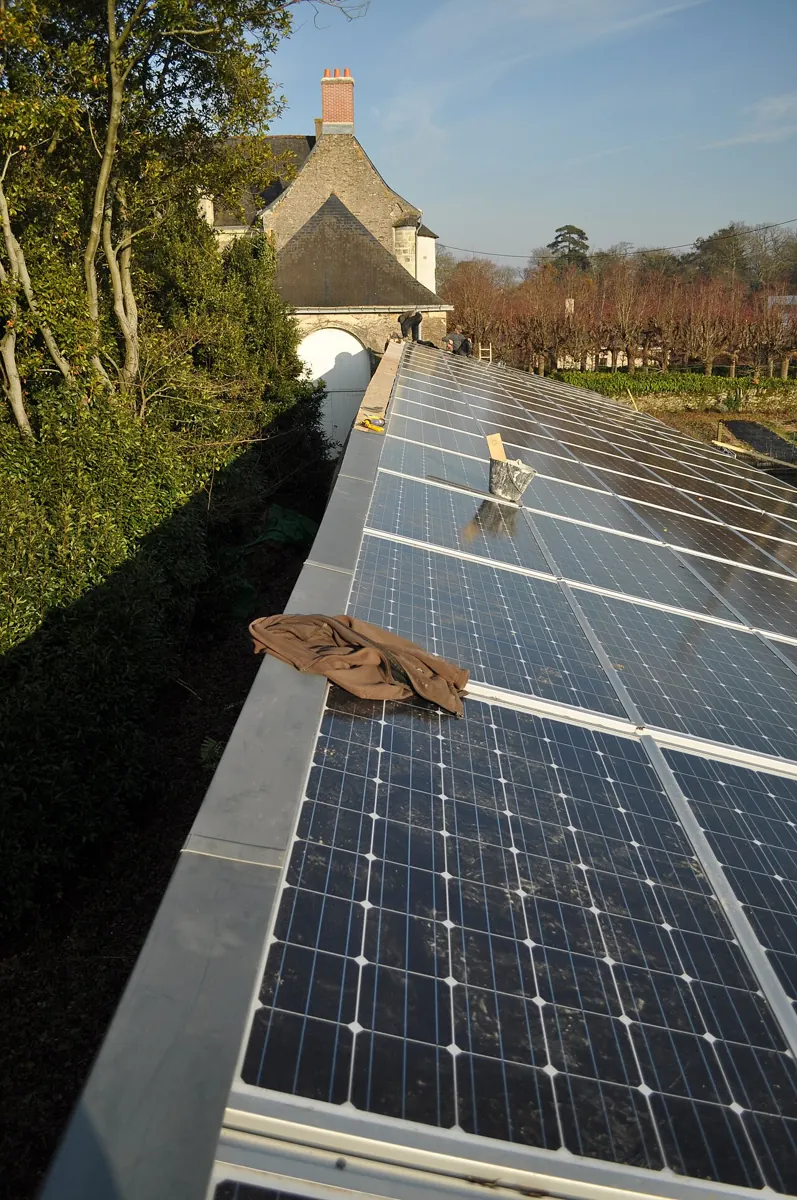 Panneaux solaires posés sur un toit