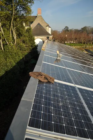 Panneaux solaires posés sur un toit