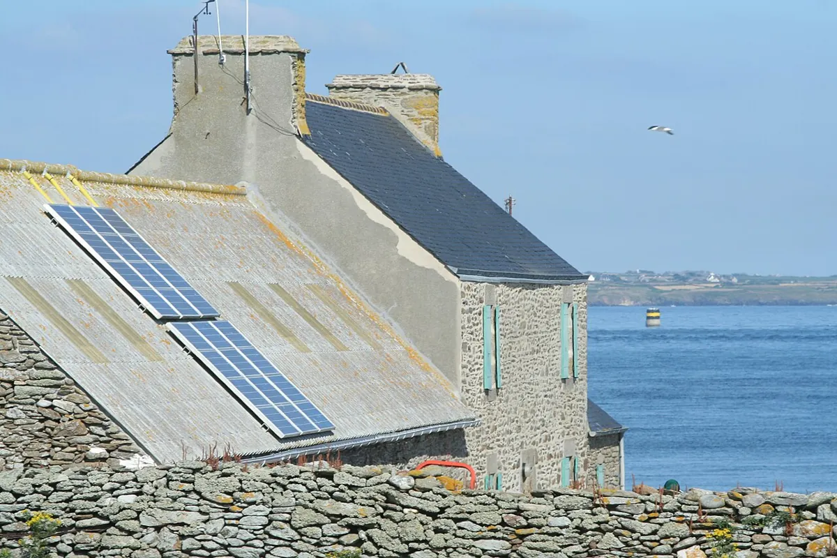 Panneaux solaires sur des toitures près de la mer