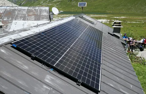 Toiture d’un refuge équipée de panneaux photovoltaïques