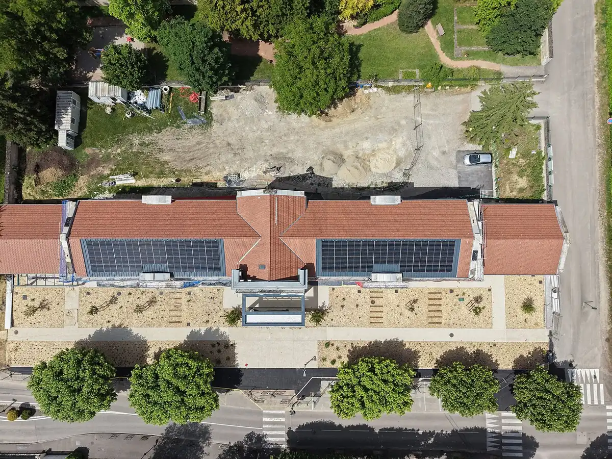 Toiture équipée de panneaux photovoltaïques vue du dessus
